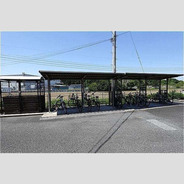 現地周辺 (駐輪場と敷地内アパート専用ゴミステーション)