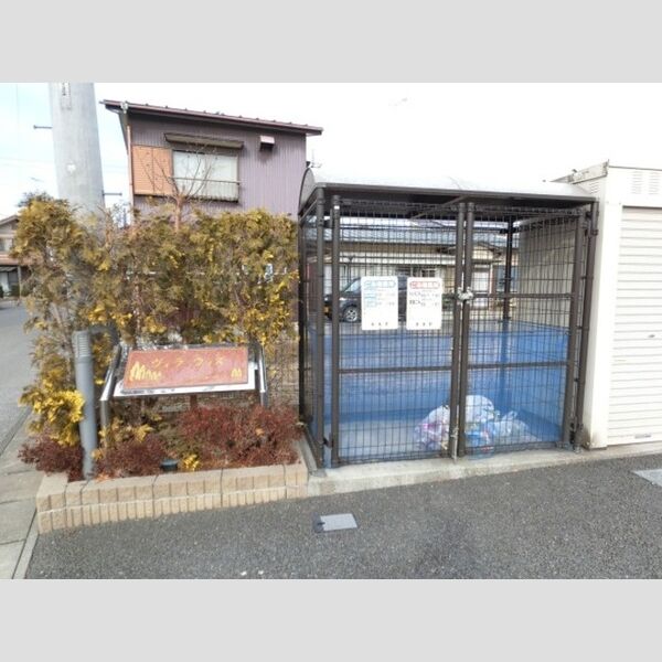 現地周辺 (敷地内ごみステーション)