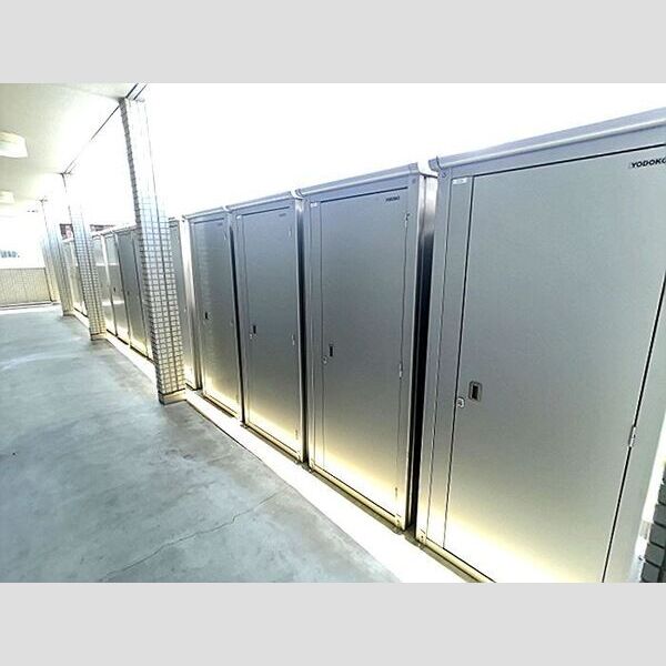 現地周辺 (1F共用廊下に外部物置)