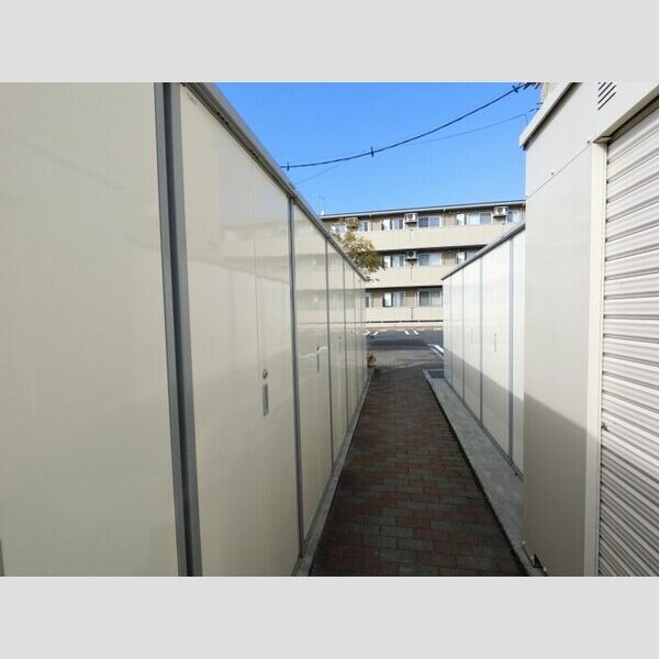 現地周辺 (A棟側に外部物置)