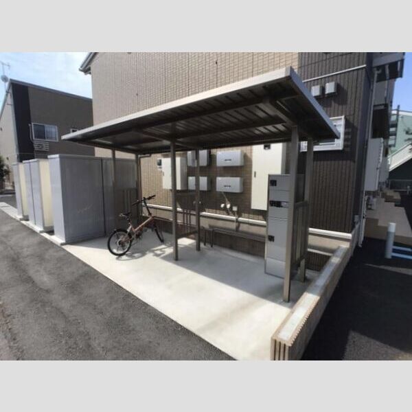 現地周辺 (宅配ボックス・駐輪場)