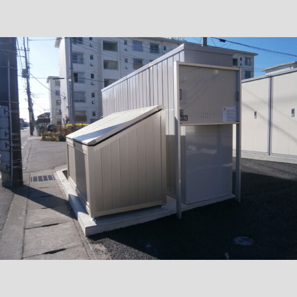 現地周辺 (敷地内ごみステーション)