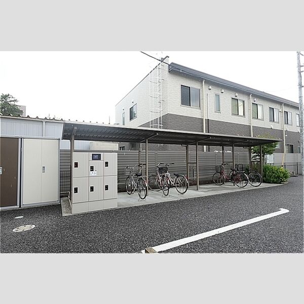 現地周辺 (駐輪場に共用宅配BOX有ります)