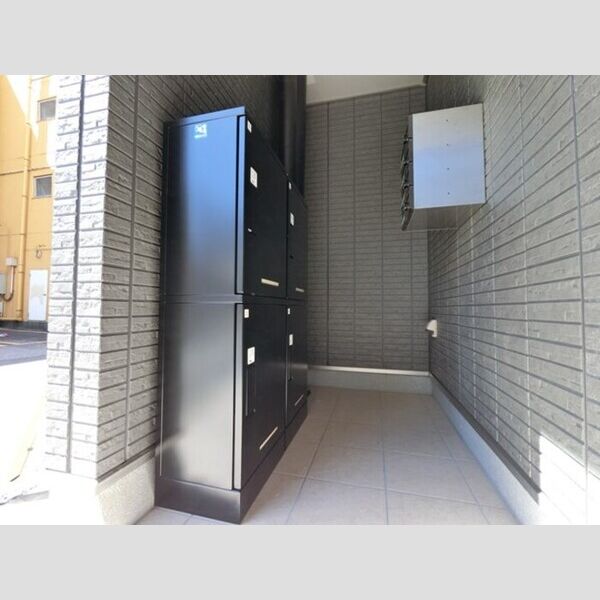 現地周辺 (宅配ボックスと郵便ポスト)