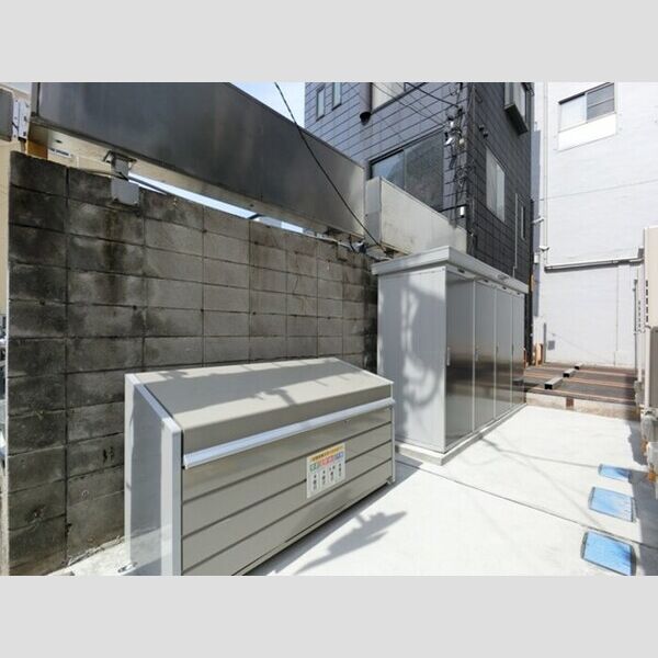 現地周辺 (敷地内ゴミステーションと外部物置)