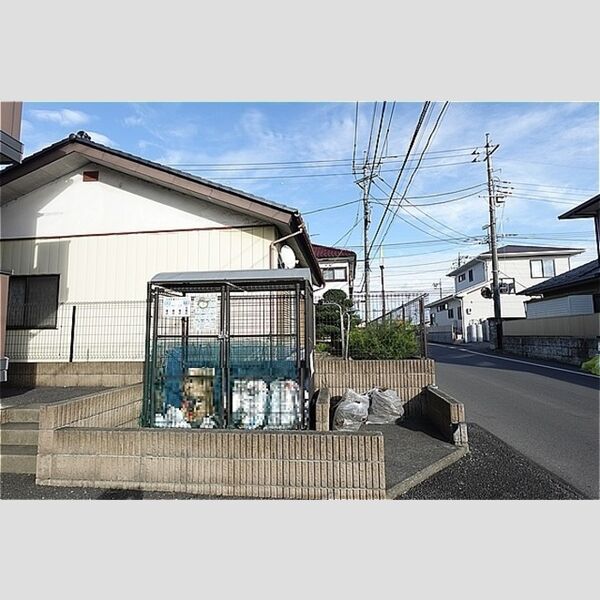 現地周辺 (B棟側にゴミステーション)