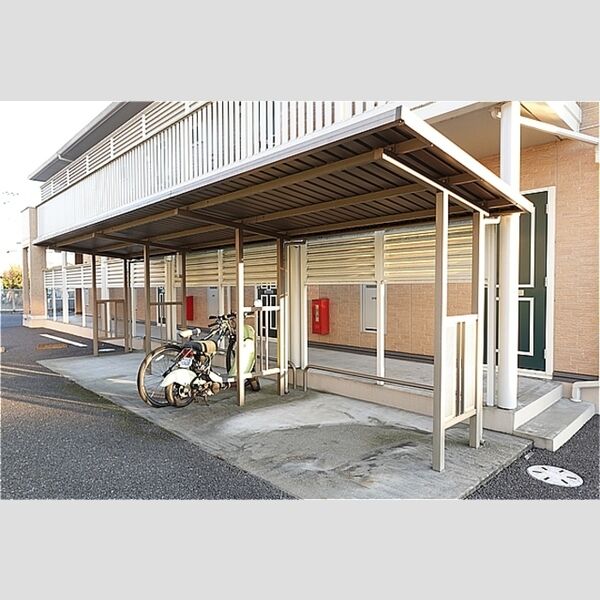 現地周辺 (駐輪場(シャルマンと共用))