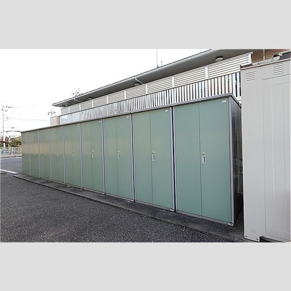 現地周辺 (バルコニー側に各戸外部物置付き)