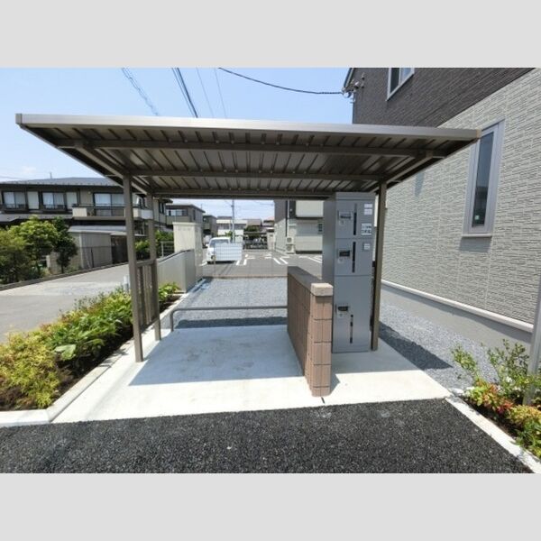 現地周辺 (宅配ボックス付き・駐輪場)