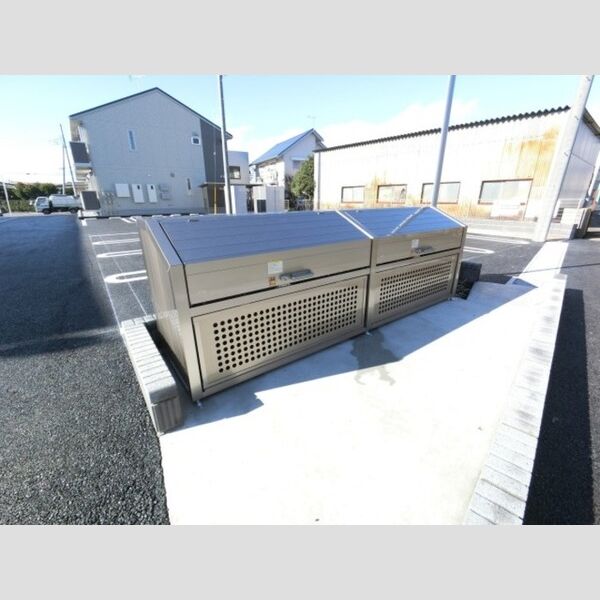 現地周辺 (敷地内ごみステーション)