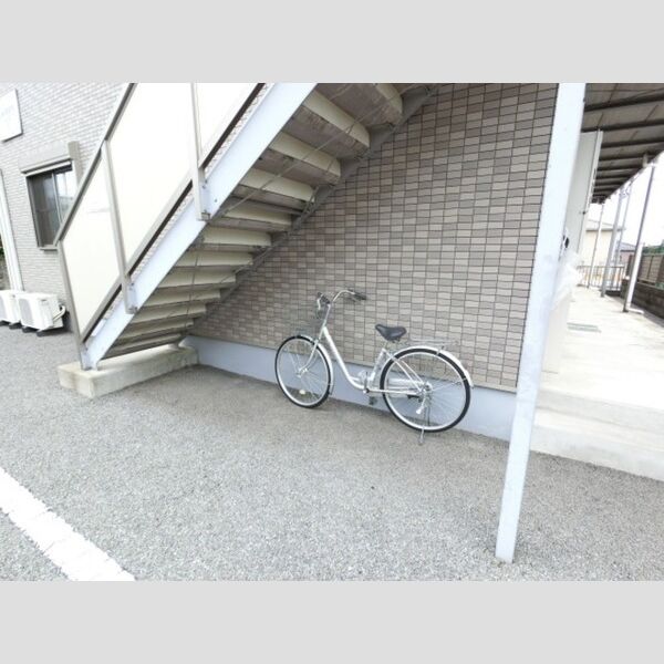 現地周辺 (駐輪場は有りませんので、階段下等をご利用下さい)