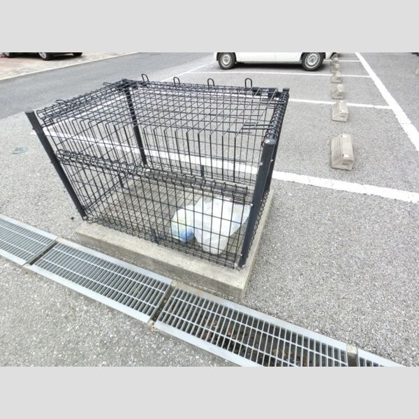 現地周辺 (敷地内ごみステーション)