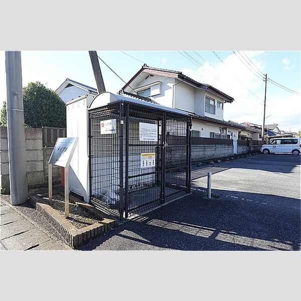 現地周辺 (敷地内アパート専用ゴミステーション)