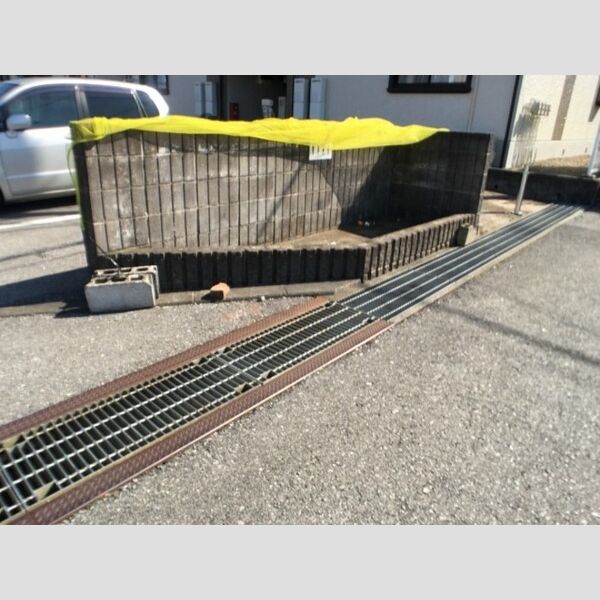 現地周辺 (敷地入り口・アパート専用ごみステーション)