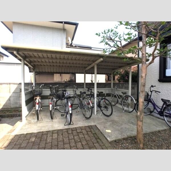 現地周辺 (駐輪場)