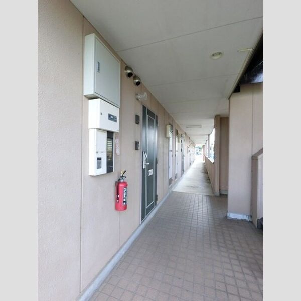 現地周辺 (共用廊下　駐輪場はございませんので、共用部をご利用下さい。)