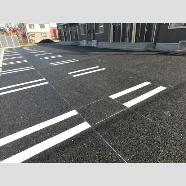 駐車場 (玄関側・駐車場)