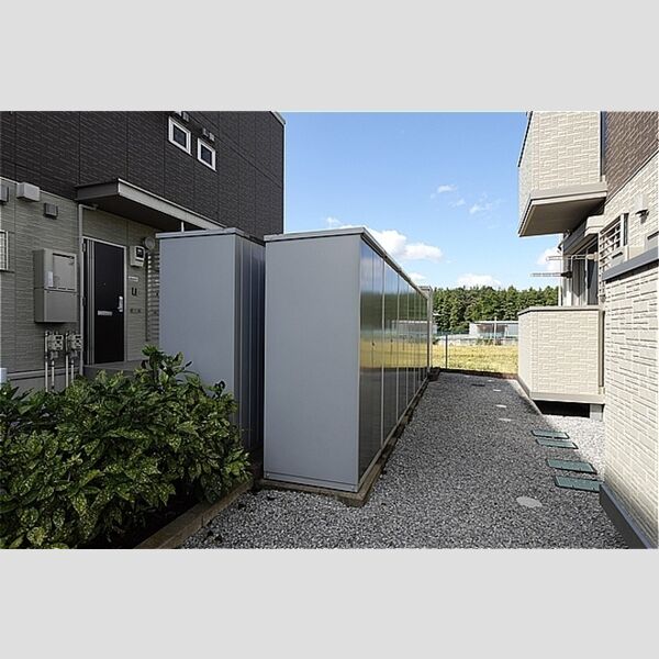 現地周辺 (各戸に外部物置付き)