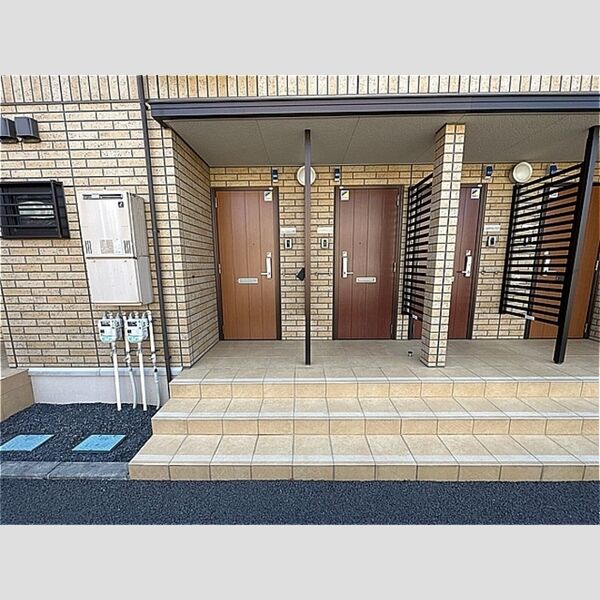 現地周辺 (玄関前)