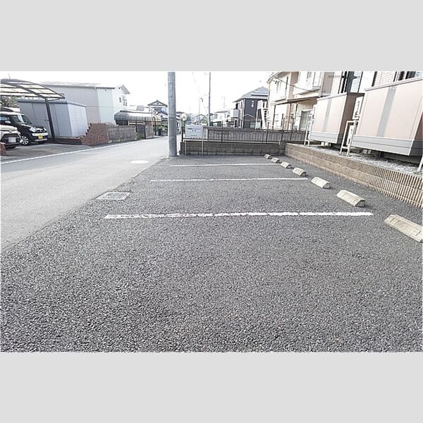 現地周辺 (B棟前　駐車場)
