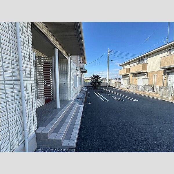 エントランス (エントランス(来客用駐車場有ります))