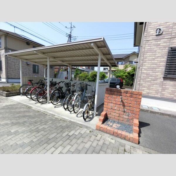 現地周辺 (駐輪場とペット足洗い場)