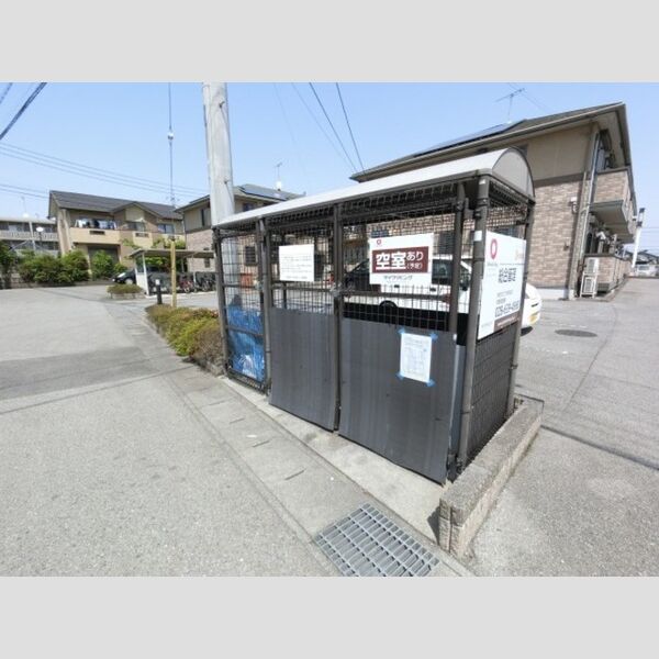 現地周辺 (敷地内ごみステーション)