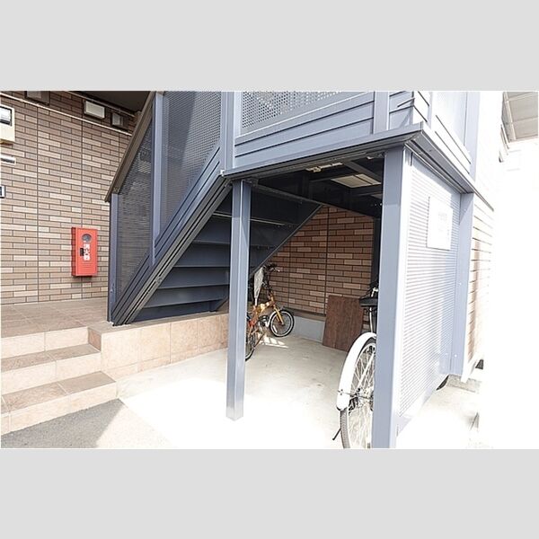 現地周辺 (駐輪場はありませんので階段下をご利用ください)