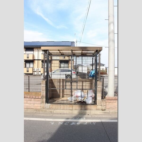 現地周辺 (敷地内ごみステーション)