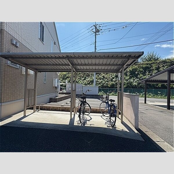 現地周辺 (駐輪場)