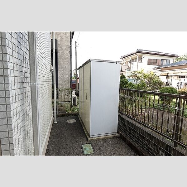 現地周辺 (各戸に外部物置付き)