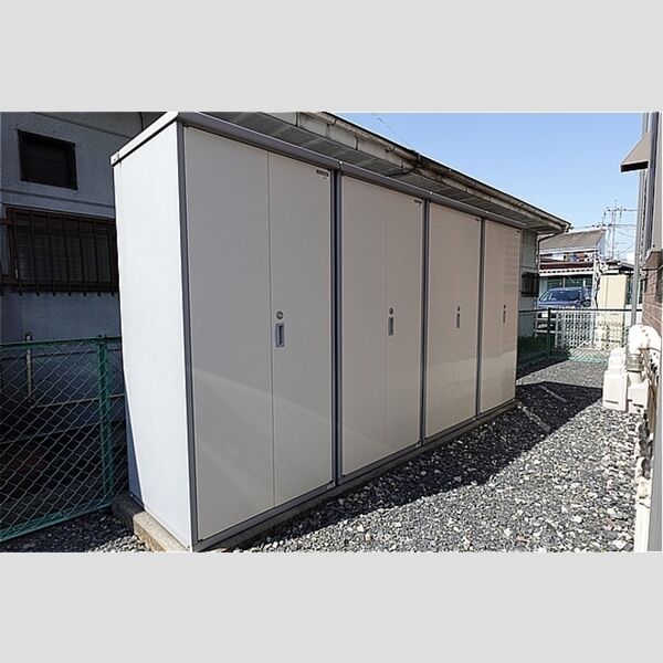 現地周辺 (建物西側に外部物置有ります)