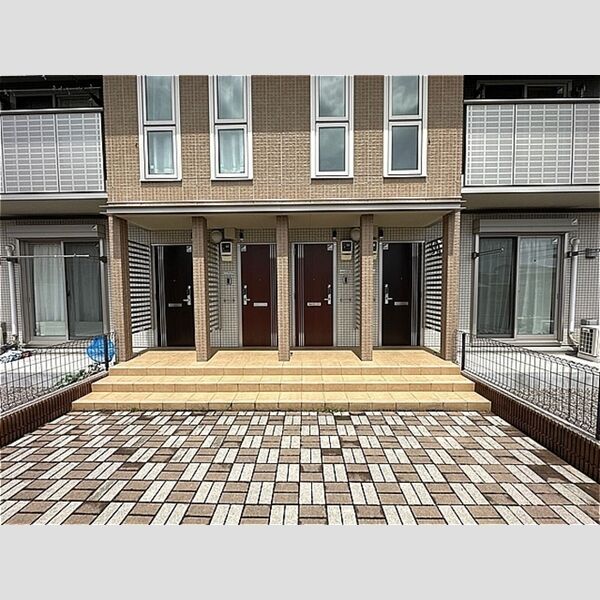 現地周辺 (玄関前)