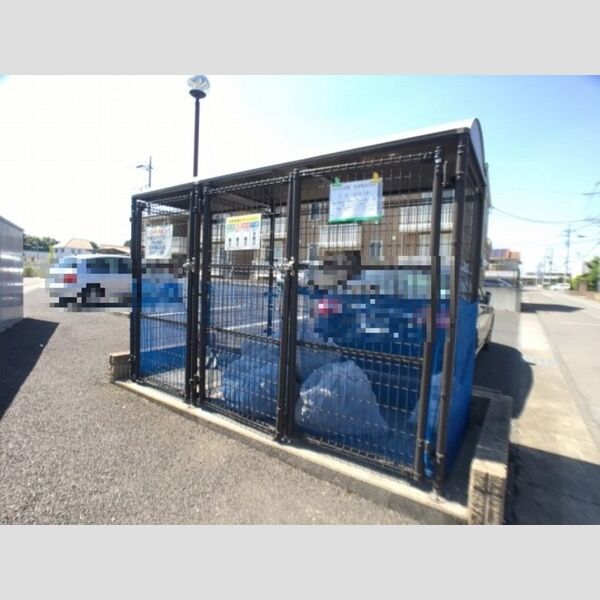 現地周辺 (A棟側にアパート専用ゴミステーション)