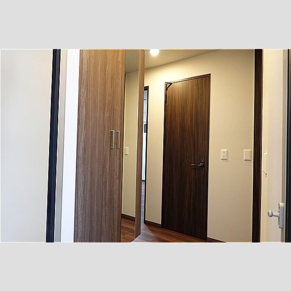 玄関 (鏡付きシューズボックス)