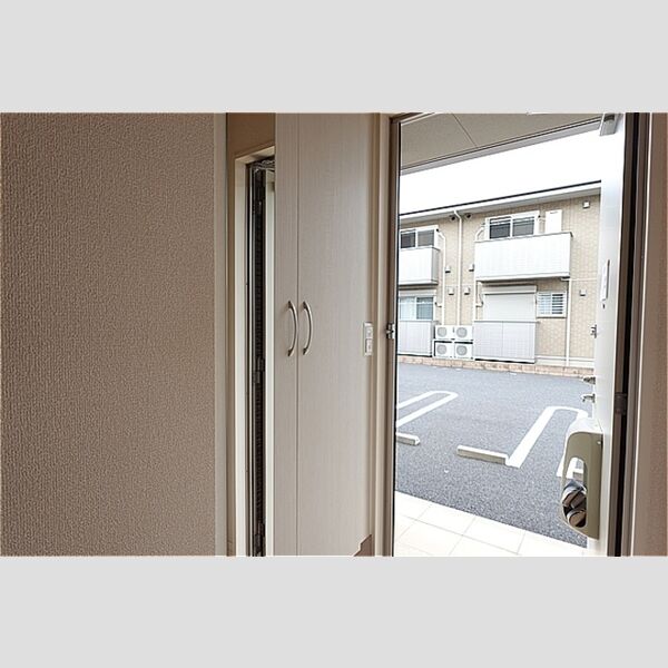 玄関 (鏡付きシューズボックス)