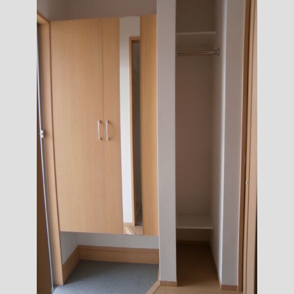 玄関 (鏡付きシューズボックスとディリークローク)