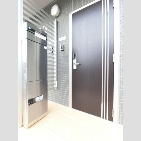 玄関 (宅配ボックス付き・ICカードキーの玄関)