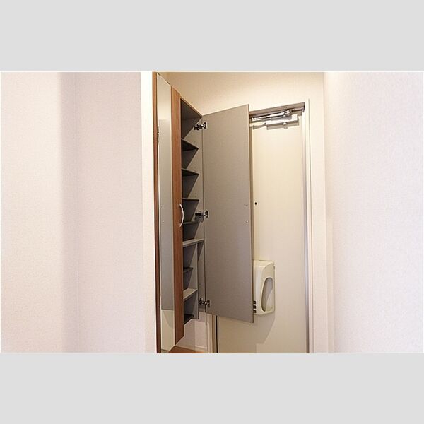 玄関 (鏡付きシューズボックス)