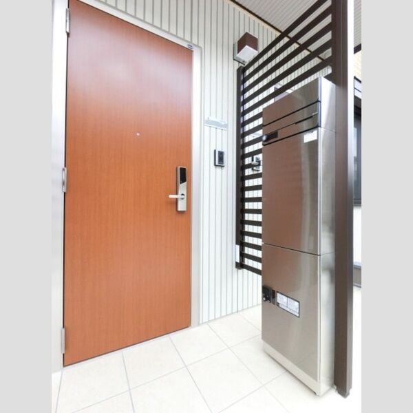 玄関 (宅配ボックス付き・ICカードキーの玄関)