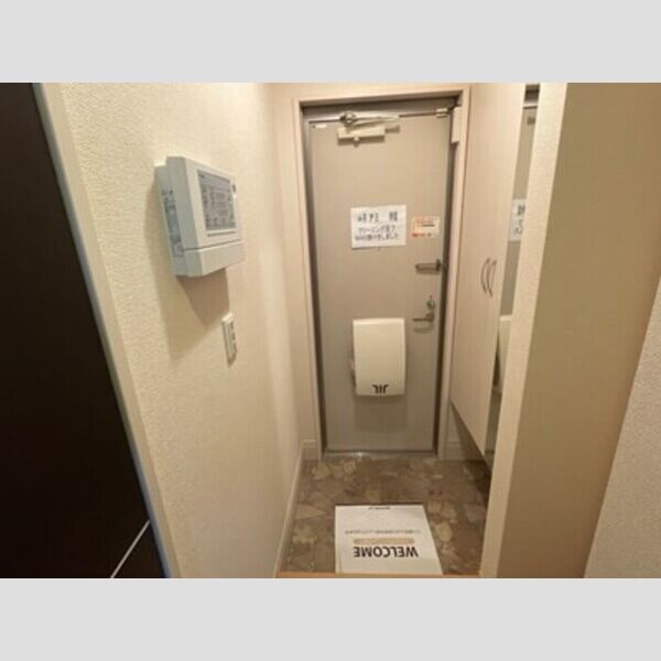 玄関 (鏡付きシューズボックスとホームセキュリティ)