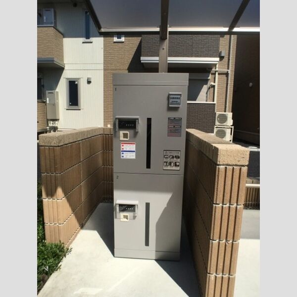 その他 (駐輪場横に宅配ボックス)