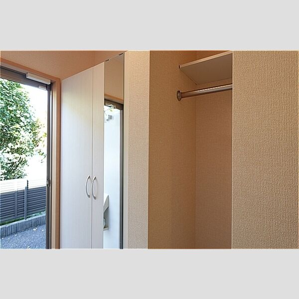 玄関 (鏡付きシューズボックスとディリークローク)