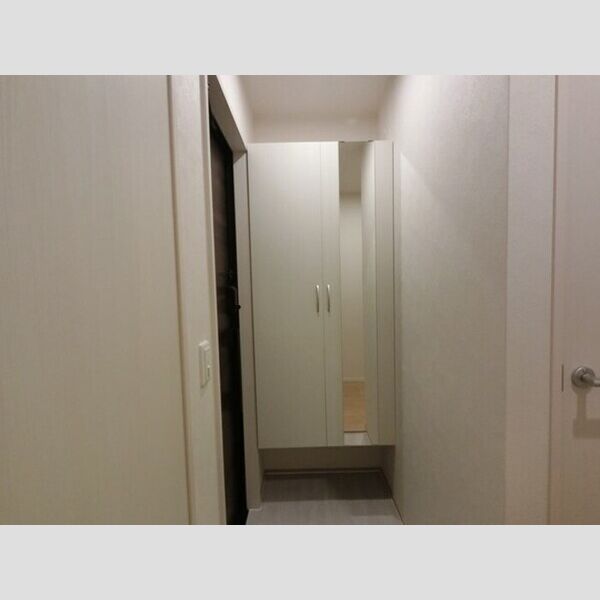 玄関 (鏡付きシューズボックス)