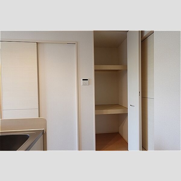 その他 (キッチン横・収納)