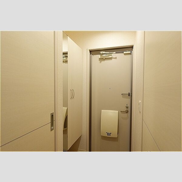 玄関 (鏡付きシューズボックス)