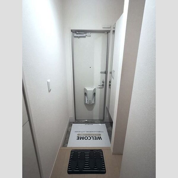 玄関 (鏡付きシューズボックス)