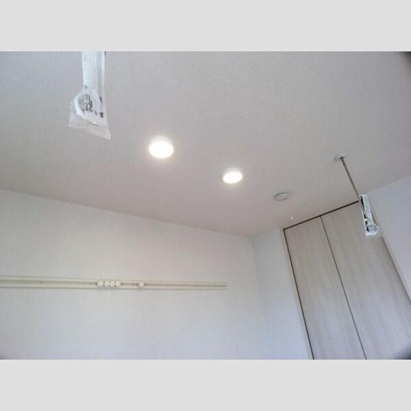 その他 (洋室・室内物干しとダウンライト)