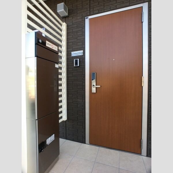 玄関 (宅配ボックス付き・ICカードキーの玄関)