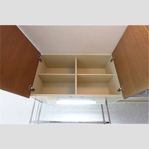 その他 (キッチン・上部収納棚)